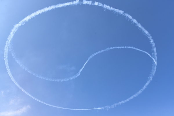 대한민국 공군 블랙이글스가 하늘에 그린 태극 문양 (사진=임기현 기자)
