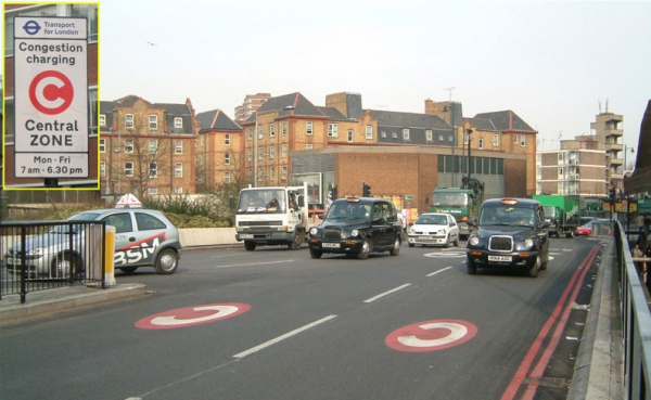 런던에서 혼잡통행료 부과를 시작하는 지점에 설치된 표지판 (사진=위키피디아)