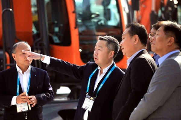 박정원 두산그룹회장(왼쪽에서 두번째)이 중국 상하이에서 열렸던 국제건설기계전시회인 ‘바우마 차이나’ 전시장을 둘러보고 있다. (사진=두산그룹)