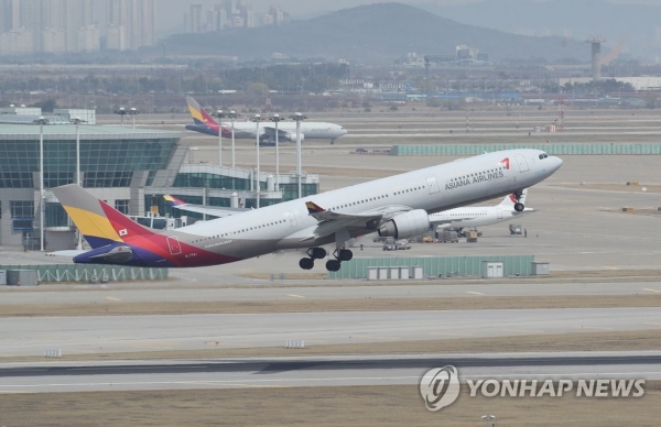 인천공항에서 이륙하는 아시아나항공(사진=연합뉴스)