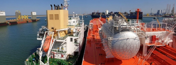 삼성중공업이 건조한 LNG추진선(오른쪽)이 네덜란드 로테르담항에서 LNG 벙커링 선박(왼쪽)으로부터 LNG를 공급받는 모습 (사진=삼성중공업)