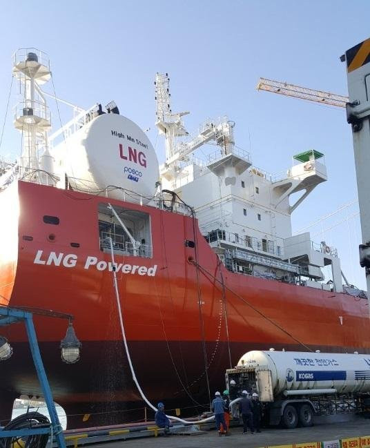 한국가스공사가 항만에 정박해있는 LNG(액화천연가스)추진선 그린아이리스호에 LNG 탱크로리를 통해 LNG를 공급하고 있는 모습(사진=한국가스공사)