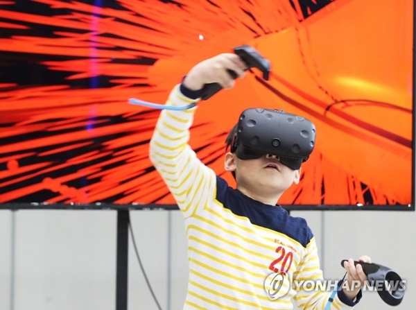 한 어린이가 VR(가상현실) 체험을 하고 있다. 통신3사는 5G시대를 내세워 VR을 포함한 기술들을 선보이고 있다. 유료방송에도 통신3사가 모두 참여하게 될 가능성이 높아져 방송과 통신의 융합시대가 열릴 것으로 보인다.