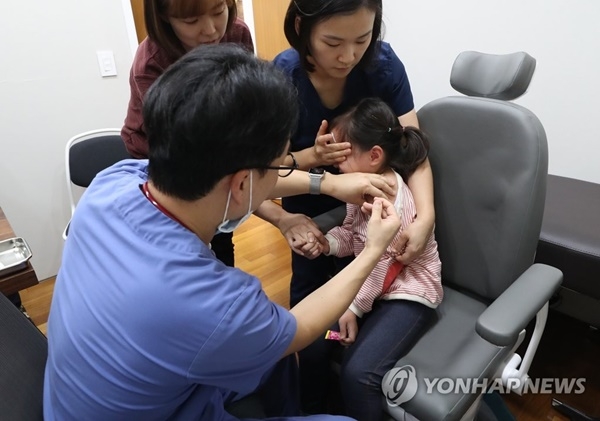 한 의원에서 어린이가 예방 접종을 맞고 있다.