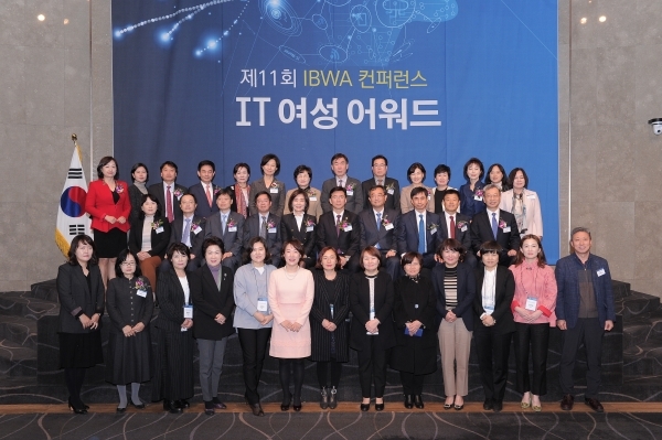 21일 서울 양재동 엘타워에서 열린 ‘제11회 IT여성 일자리 컨퍼런스’ 행사에는 국내 IT여성기업인, 이공계 청년여성, 여성 예비창업자, 경력단절 여성, IT산업 관계자 250여명이 참석했다. (사진=IT여성기업인협회)