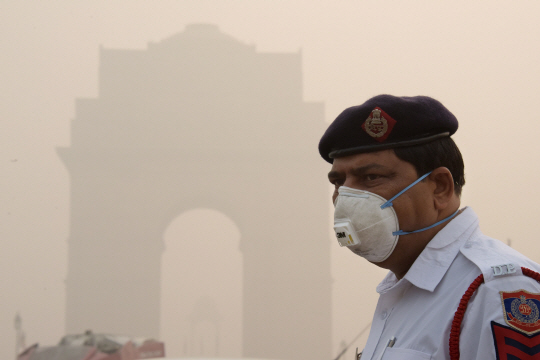 마스크를 낀 거리의 인도 경찰들 (사진=AFP)