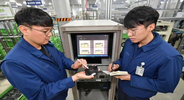 현대모비스 직원들이 경기도 평택 포승공장에서 딥러닝 분석 기법을 활용해 전동조향장치(MDPS)의 센서 품질을 검사하고 있다. (사진=현대모비스)