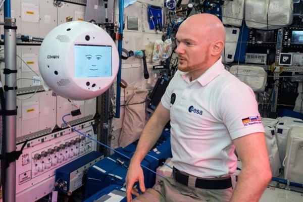 사이먼2의 전신 사이먼이 독일의 우주비행사 알렉산더 거스트(Alexander Gerst)와 함께 대화하는 모습 (사진=유럽우주국, ESA)