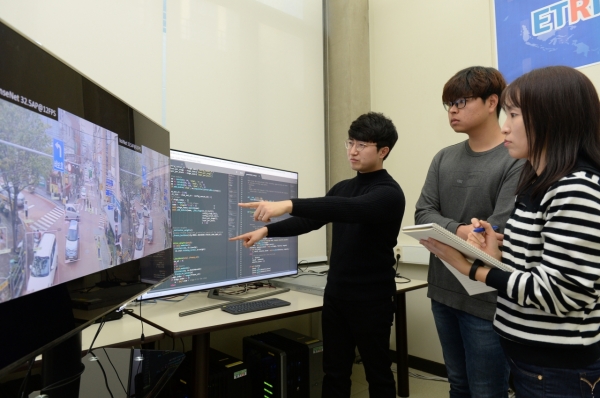 한국전자통신연구원이 개발한 시각 인공지능이 CCTV화면에서 객체를 인식하는 기능을 확인하는 모습 (사진=한국전자통신연구원)