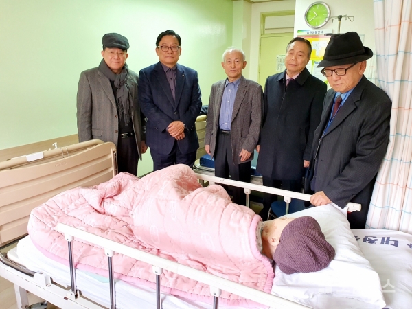 수술실을 방문한 김진태 의원(사진=김용복)
