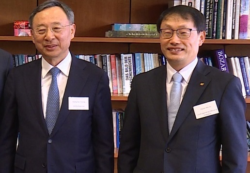 황창규 회장(왼쪽)과 구현모 사장. 구 사장은 황 회장의 뒤를 이을 새로운 CEO로 내정됐다. (사진=KT)