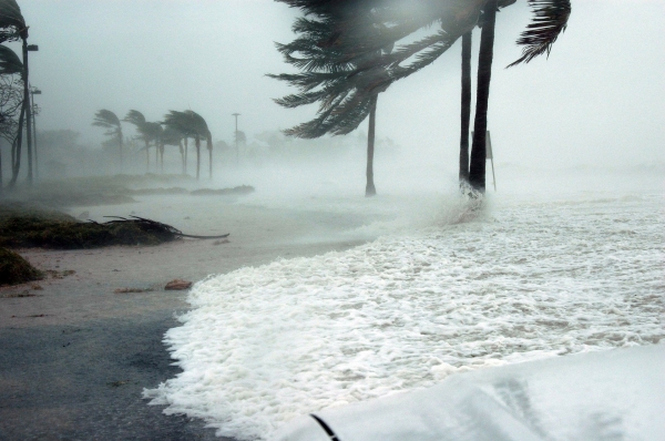 미국 플로리다 해안을 강타하는 허리케인. 해양온도 상승은 더욱 강력한 허리케인과 태풍을 일으킨다. (사진=픽사베이)