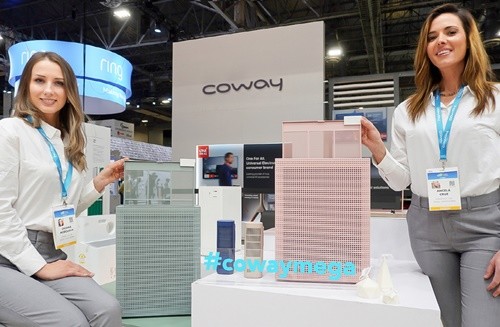 코웨이 모델들이 세계 최대 규모의 전자제품전시회에서 ‘자가관리형 공기청정기’를 소개하고 있다. (사진=코웨이)