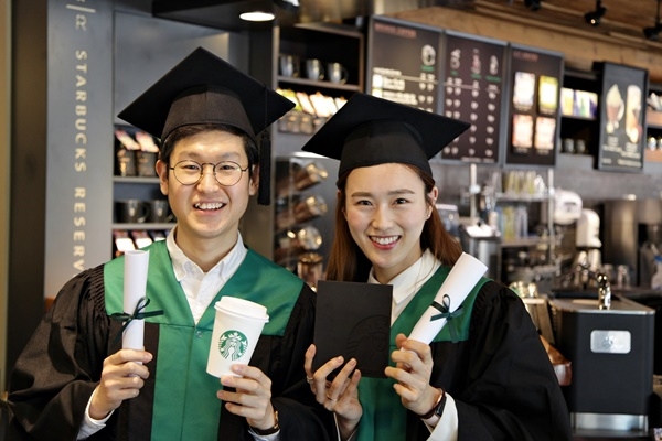 스타벅스는 직원들에게 커피와 관련한 교육 뿐만 아니라 대학 과정에 드는 비용도 전액 지원하고 있다. (사진=스타벅스)