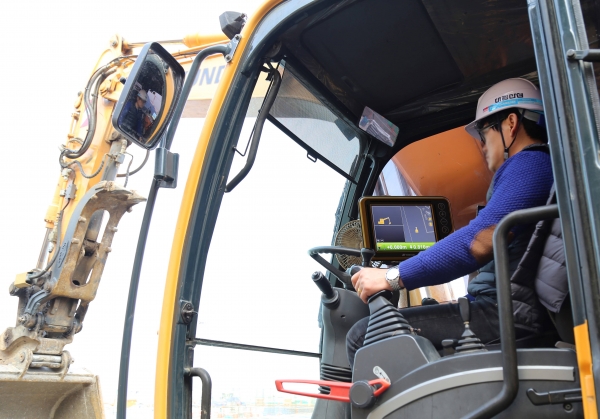성남에서 건설중인 e편한세상 금빛 그랑메종 현장에서 대림산업 직원이 머신 컨트롤 장비를 장착한 굴삭기를 이용해 토목 공사를 진행하고 있다. (사진=대림산업)