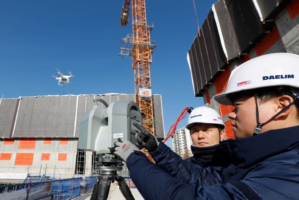 김포에서 건설중인 e편한세상 김포 로얄하임 현장에서 대림산업 직원들이 3D 스캐너와 드론을 활용하여 BIM 설계에 필요한 측량자료를 촬영하고 있다. (사진=대림산업)