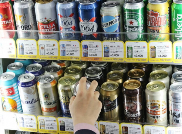 롯데마트가 일본 아사히 맥주 6캔을 사면 ‘KF94’ 마스크를 증정하는 이른바 ‘일본 맥주 판촉행사’를 진행하다 돌연 중단했다. 사진은 기사와 무관.