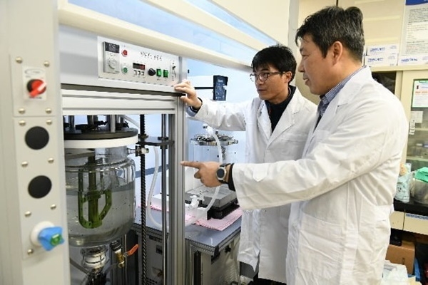 한국전기연구원 나노융합기술연구센터 연구진이 구리-그래핀 복합 전도성 잉크 제조 실험을 하고 있다. (기사 내용과 무관=전기연구원)