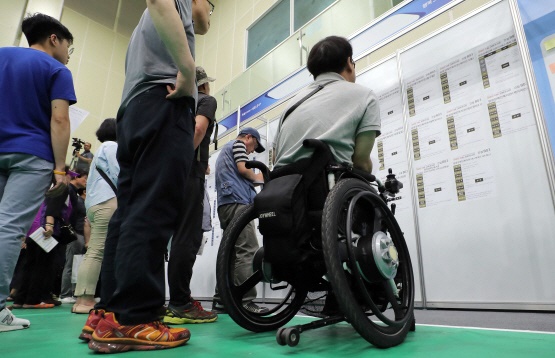 장애인 일자리 박람회에서 구직자들이 채용공고를 살펴보고 있다. (사진=연합뉴스)
