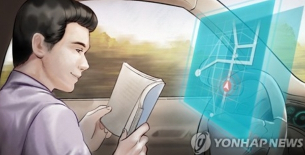 운행되는 자율주행차에서 운전자가 독서를 하는 모습.