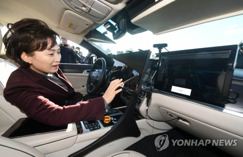 김현미 국토부 장관이 자율주행차량을 조작해보는 모습.