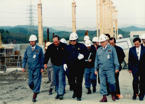1996년 11월 7일 장상태 회장(왼쪽 세번째)이 포항제강소 건설현장을 점검하고 있다. (사진=동국제강)