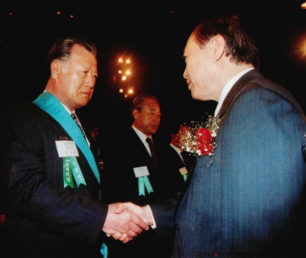 1992년 장상태 회장(사진 왼쪽)이 조세의 날에 금탑산업훈장을 수상하고 있다. (사진=동국제강)