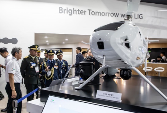 ‘2019 서울 국제 항공우주 및 방위산업 전시회(ADEX 2019)’에서 해외 군 관계자들이 LIG넥스원의 다목적 무인헬기(드론)를 살펴보고 있다. (사진=LIG넥스원)
