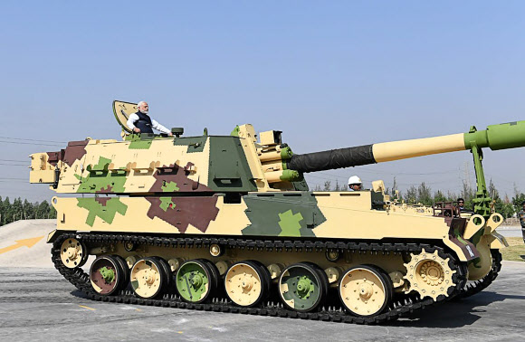 한국산 무기 K9 자주포를 인도 현지에 맞게 개량한 모델인 ‘K9 바지라(VAJRA-T)’ (사진=연합뉴스)