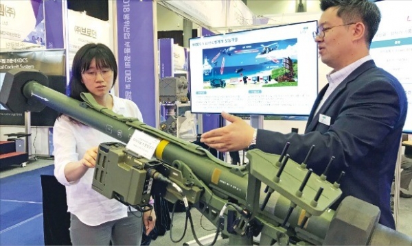 LIG넥스원 직원이 2018년 9월 대전컨벤션센터에서 최신형 피아식별장비 모드-5를 장착한 방공유도무기 ‘신궁’에 대해 설명하고 있다. (사진=LIG넥스원)