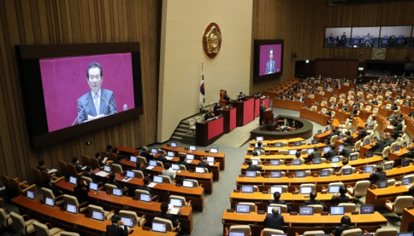 문희상 국회의장비서실이 한국갤럽에 의뢰해 실시한 결과에 따르면 국민31.2%의 응답자들이 ‘신뢰받는 국회, 일하는 국회’를 실현하기 위해서는 ‘회의 불출석 의원 징계 강화’가 가장 중요하다고 밝혔다.