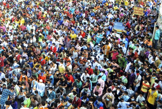 지난달 14일 인도 이주 노동자들이 정부의 락다운 조치에 반발해 거리로 나와 시위를 벌이고 있다. (사진=EPA연합뉴스)