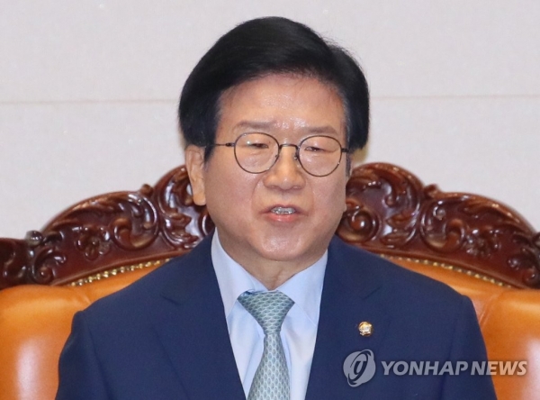 21대 국회 전반기 국회의장에 6선의 더불어민주당 박병석 의원이 선출됐었다.