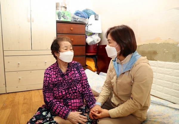 한국야쿠르트 프레시 매니저가 '홀몸노인 돌봄활동'을 통해 홀로 거주하는 할머니를 찾아가 건강을 확인하고 있다. (사진=한국야쿠르트)