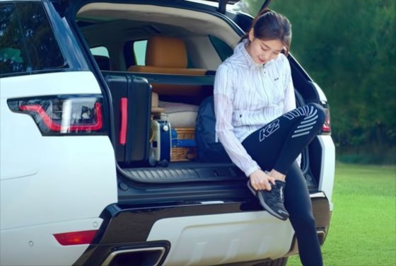 가수 수지가 랜드로버 레인지로버 스포트 트렁크에서 K2코리아의 등산화를 착용하고 있다. (사진=K2코리아)