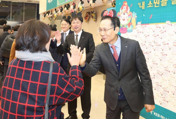 지성규 KEB하나은행장(오른쪽)이 1월 2일 아침 서울 을지로 본점 로비에서 출근하는 직원들과 반갑게 인사를 나누고 있다. (사진=하나은행)