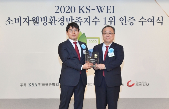 에몬스가구 김승곤 전무(왼쪽)가 이상진 한국표준협회 회장으로부터 '2020 소비자웰빙환경만족지수 1위' 인증패를 받고 기념촬영을 하고 있다.