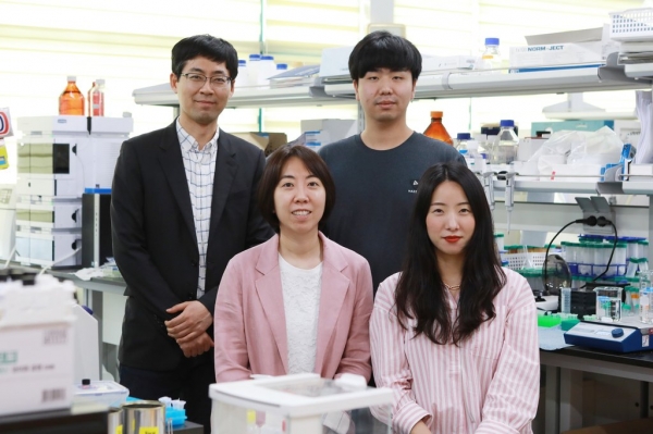한국과학기술원(KAIST)이 생명화학공학과 리섕·김유식 교수 연구팀이 바이러스에 특이적으로 존재하는 '이중 나선 리보핵산(RNA)'을 이용해 감염 여부를 빠르게 진단할 수 있는 기술을 개발했다고 28일 밝혔다. (사진=연합뉴스)