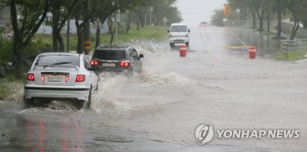 폭우에 따른 자동차보험 손해율 악화 등 하반기 보험업계 전망은 낙관할 수 없다. (사진=연합뉴스)