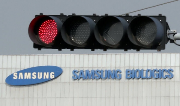 인천시 송도의 삼성바이오로직스 공장앞 신호등에 빨간불이 켜져 있다.