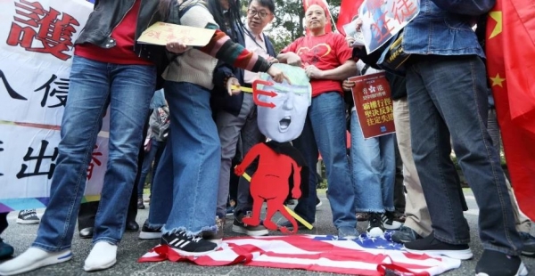 홍콩서 성조기를 밟고서 '홍콩인권법' 반대 시위를 벌이는 친중 시위대. (사진=SCMP 캡처)