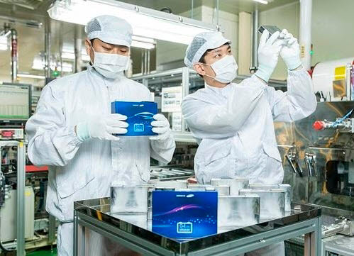 삼성SDI 울산 공장에서 연구원들이 전기차 배터리를 살펴보고 있다. (사진=삼성SDI)