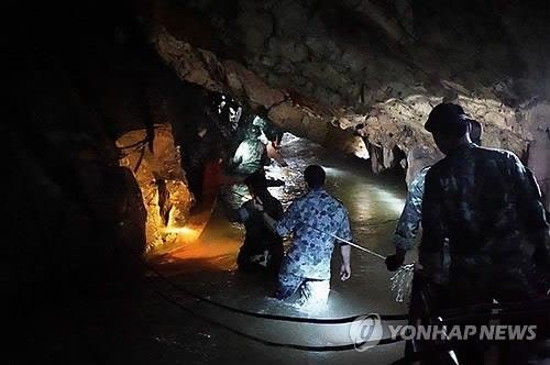탐루엉 동굴을 수색 중인 태국 해군요원들(사진=연합뉴스)