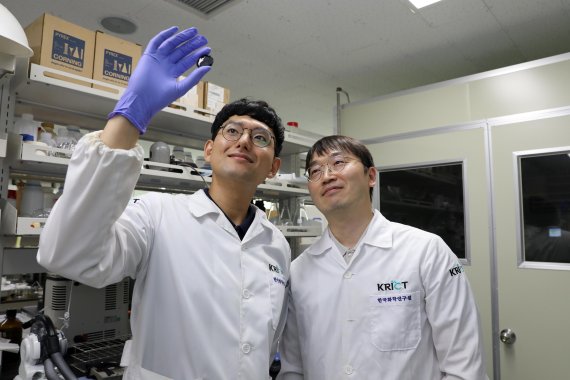 한국화학연구원 연구진이 비산화 메탄 전환기술 관련 연구 결과를 보고 있다. (사진=한국화학연구원)