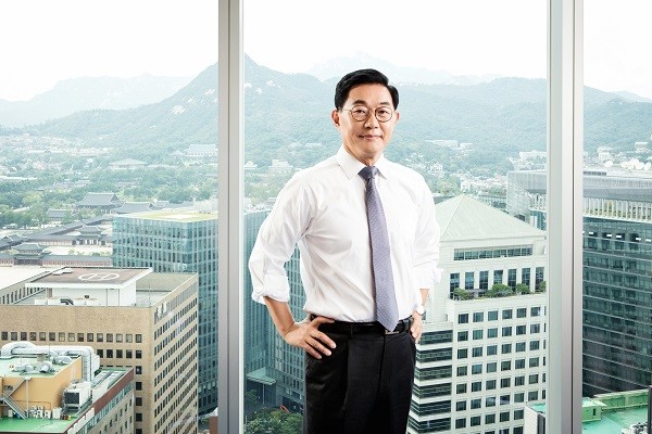 보험업계 최장수 CEO 기록을 보유하고 있는 홍봉성 라이8나생명 사장이 은퇴 의사를 밝혔다. (사진=라이나생명)