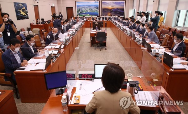 지난 8월 31일 오전 서울 여의도 국회에서 국토교통위원회가 열리고 있다.