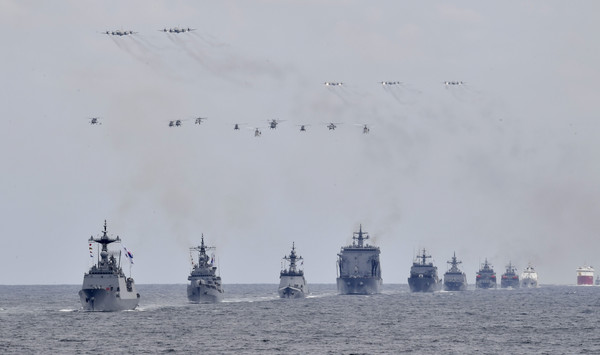 2018년 제주 앞바다에서 열린 국제 관함식에서 해군 최신예 함정들이 기동하고 있다. (사진=해군)
