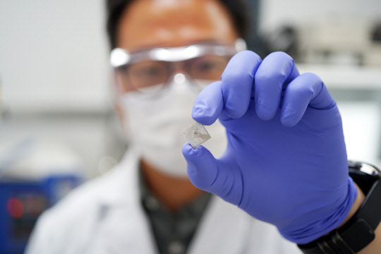 KIST 연구진이 나노초 레이저를 이용해 세라믹 인공뼈를 코팅할 수 있는 기술을 개발했다. 사진은 티타늄에 인공뼈가 코팅된 모습으로, 기존에 비해 세 배 이상의 우수한 결합력을 지닌다. (사진=KIST)