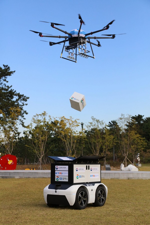 13일 여수 장도 잔디광장에서 드론이 상공에서 상품을 투하해 로봇에게 전달하고 있다. (사진=GS칼텍스)