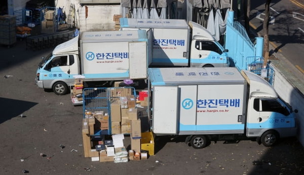 서울 시내의 한 택배 물류센터에서 직원들이 물품을 옮기고 있다. (사진=연합뉴스)